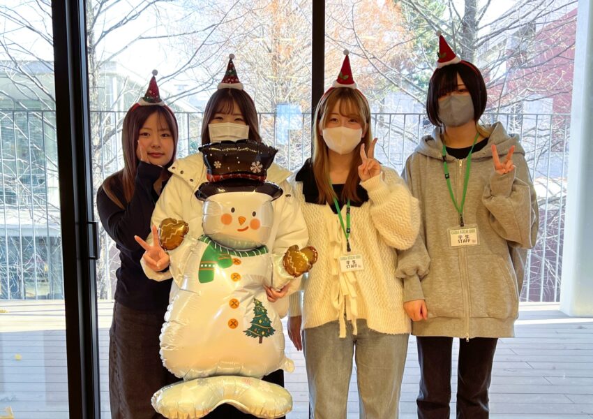 学生たちのクリスマススペシャルショットwithゆきだるま