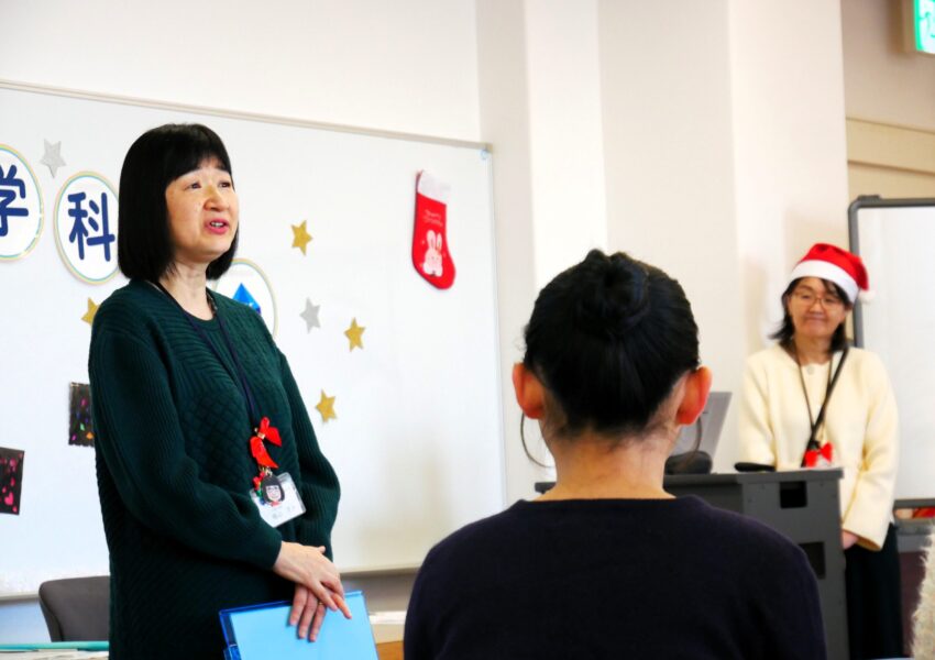 学科長の横山洋子先生は、たくさんの本の監修も手がけています。