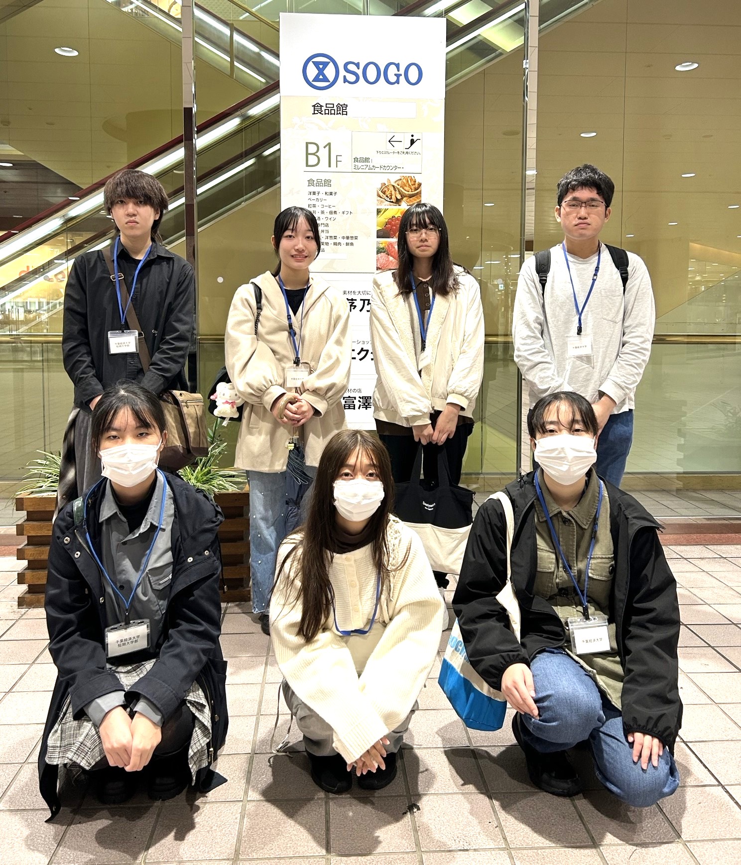 千葉そごう前に集合した選書委員7名の画像