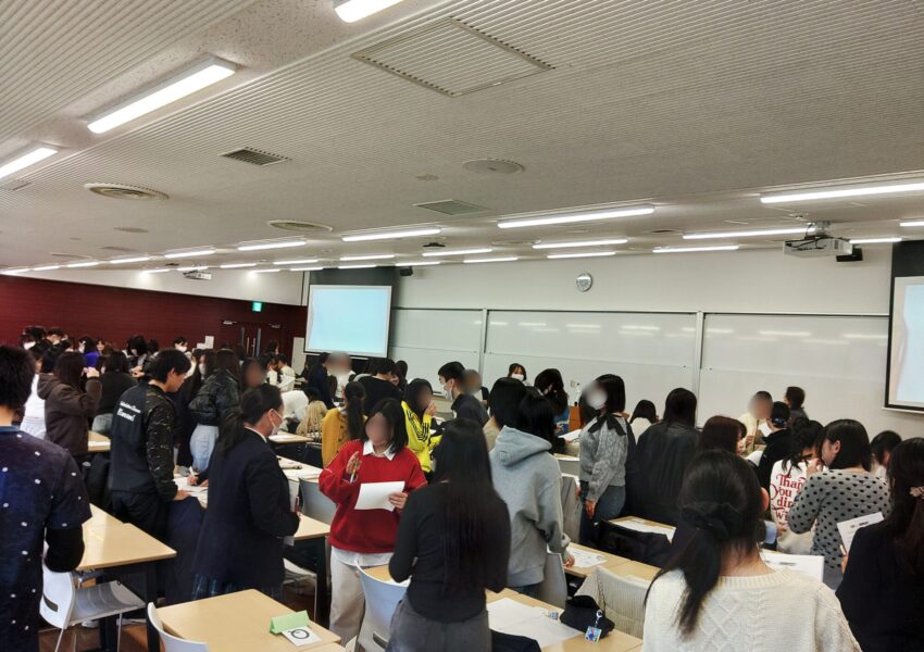 仲間と協力しながら、課題に挑戦しています