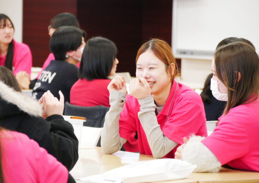 在学生スタッフも笑顔で楽しそう！