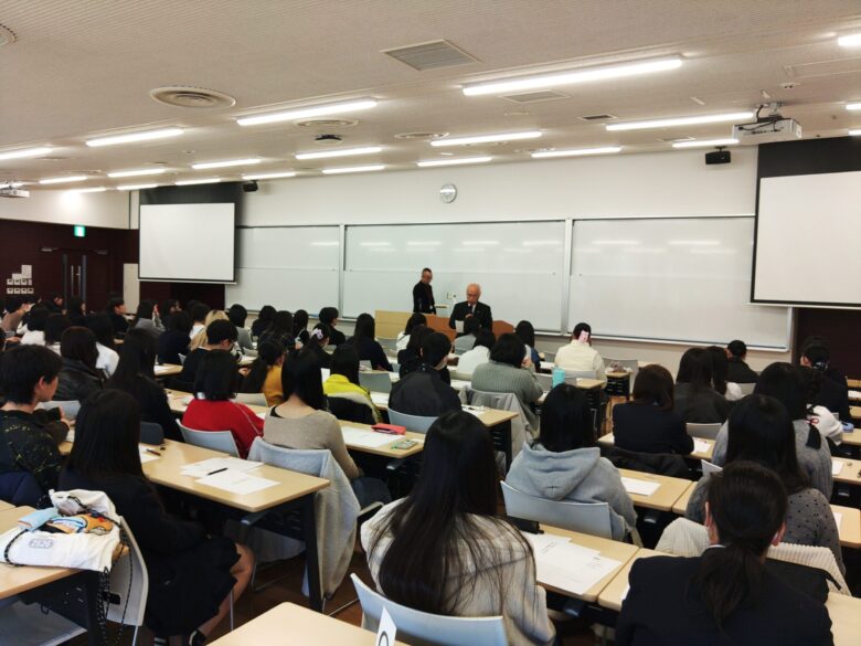 佐久間学長の特別講義「短歌の世界を楽しむ」