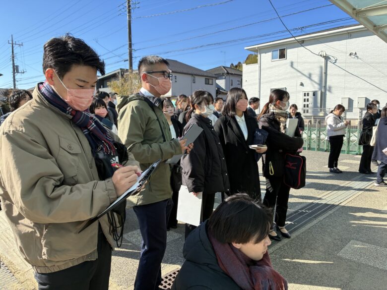 子どもたちの遊ぶ姿を通して「気づき」を得た学生たち。メモを取る手が止まりません。