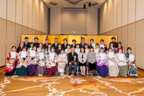 がんばりが実りました！ 令和7年度 地方公務員採用試験合格者へ奨励金