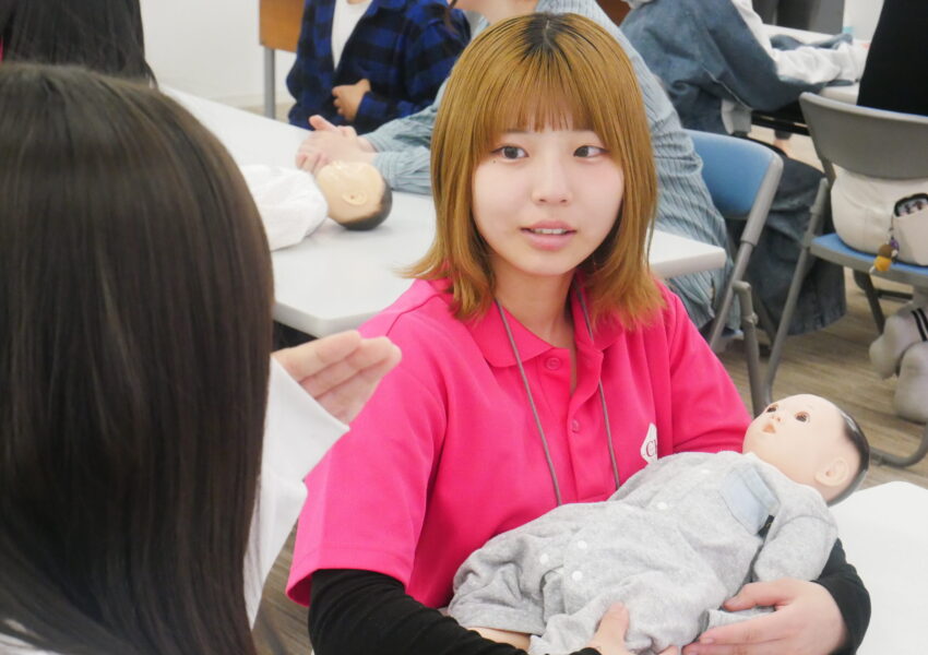 新生児と同じ重さのリアルな赤ちゃん人形も抱っこしていましたね。