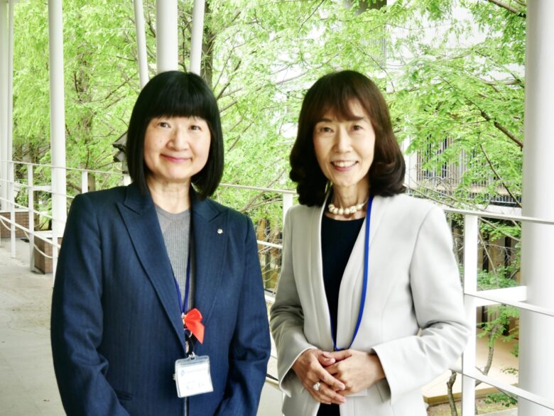 ビジネスライフ学科学科長に就任した冨塚昌子先生（写真右）と、こども学科学科長の横山洋子先生