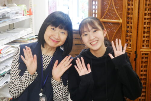 笑顔の先生に、こども学科の学生がインタビュー！