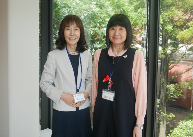 ビジネスライフ学科学科長の冨塚昌子先生(写真左)と、こども学科学科長の横山洋子先生
