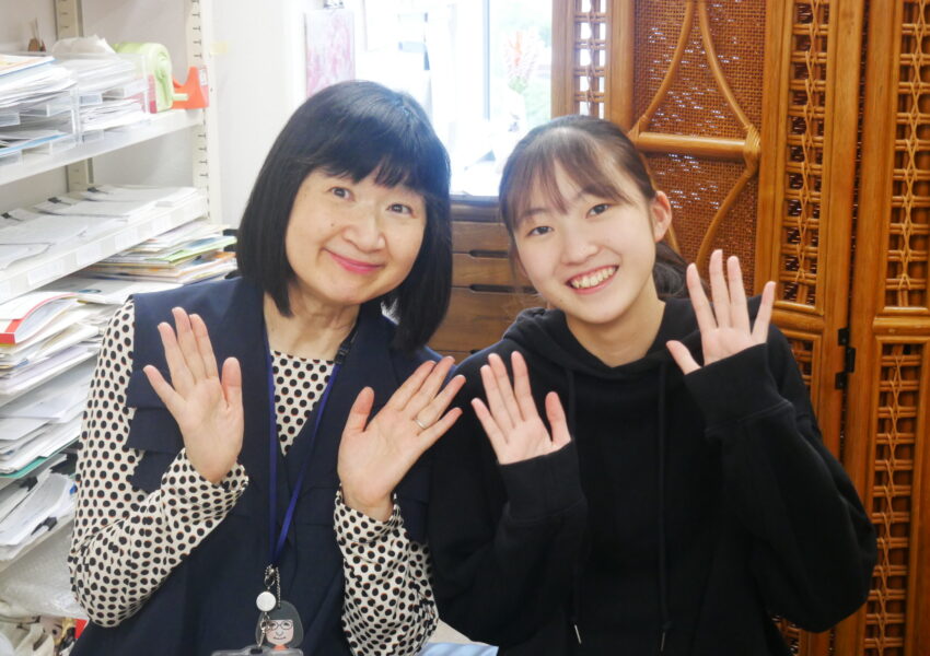 「いつも笑顔」の横山先生と記念撮影をしました。 Sさんの弾ける笑顔もステキです！
