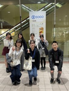 千葉そごう前に集合した選書委員7名の画像