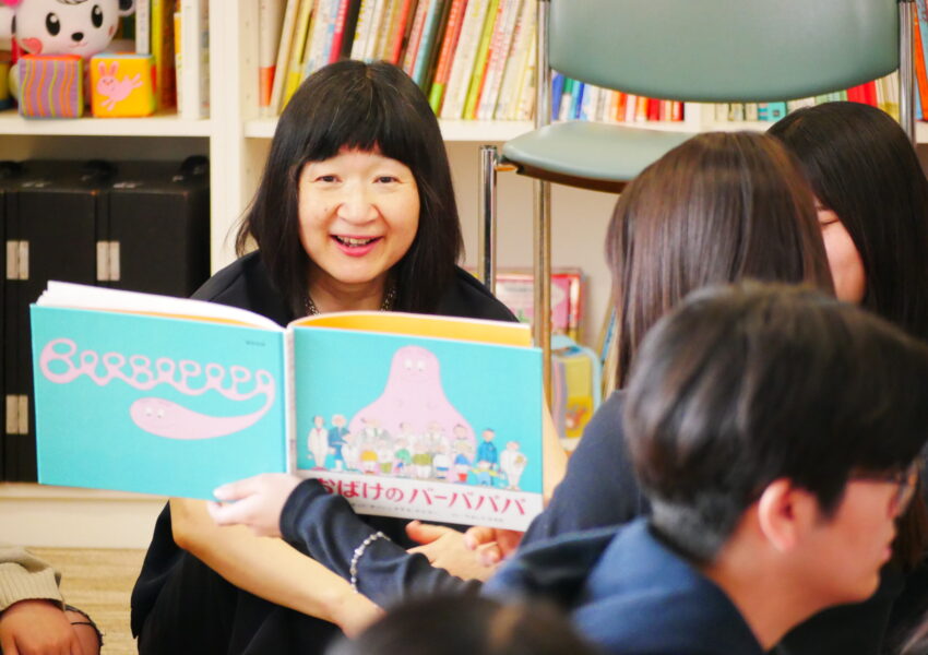 参加者も絵本の読み聞かせに挑戦！横山先生が見守ります