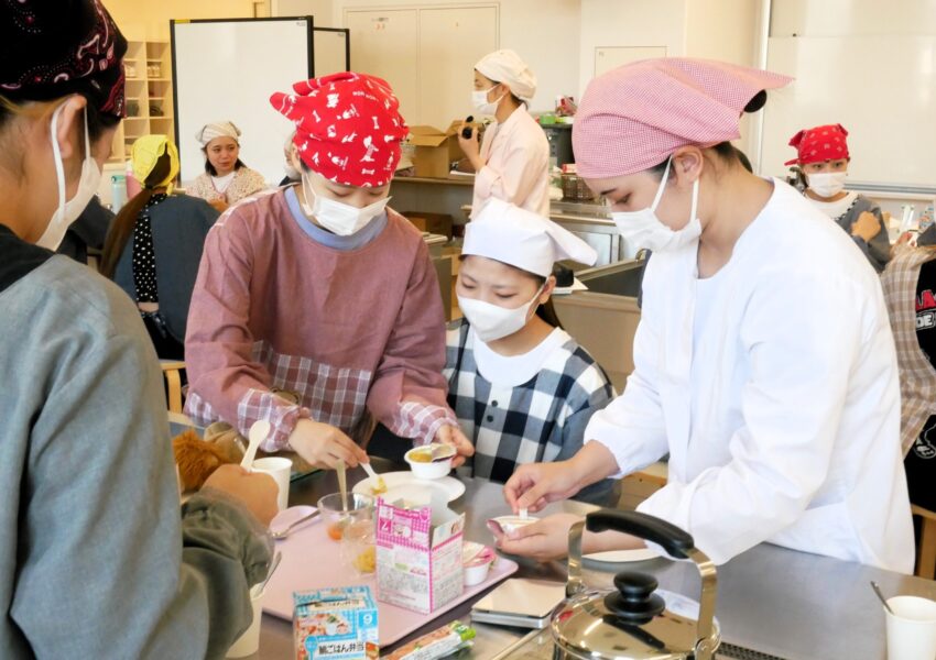 胎児から乳幼児期の栄養と食生活について学ぶ「こどもの食と栄養」。実習も行いながら食育指導のできる保育者を育てます。