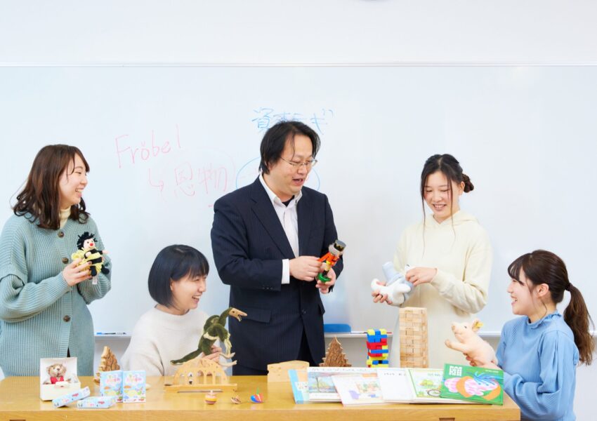 子どもの発達心理などの専門的な理解を深め、社会の様ざまな人たちと心を通わせ、信頼関係を築いていく人間性を育みます。