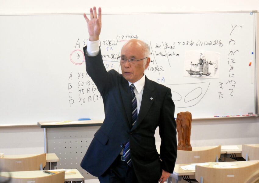 本学では学長自ら授業を受け持っています。「社会科指導法」では教室を“ 現場” に変えるための発問の切り口を探ります。