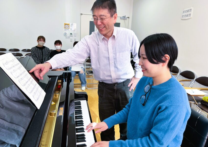 一人一人の能力に応じた個別レッスンを行う、「器楽」の授業。保育の場で必要とされる、保育に活かせるピアノ演奏力や読譜力を育てます。