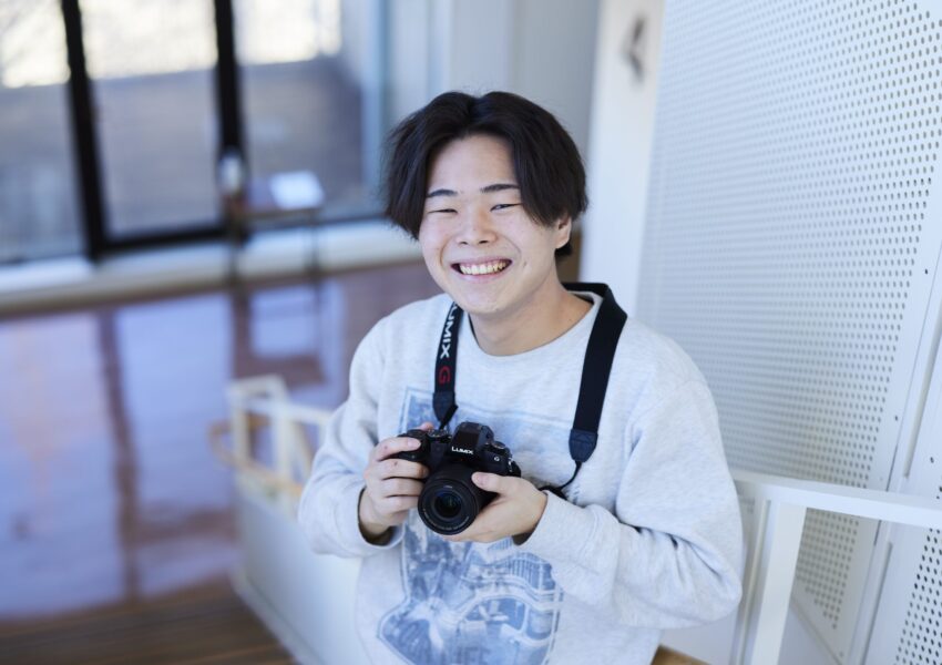 授業では、スポーツビジネスの最新情報やテーマパークの魅力、アートを通じた子ども文化・安全教育を学んだり、プロカメラマンに一眼レフの撮影方法を一から学んだり。現場で役立つ、注目の学びをご紹介します。