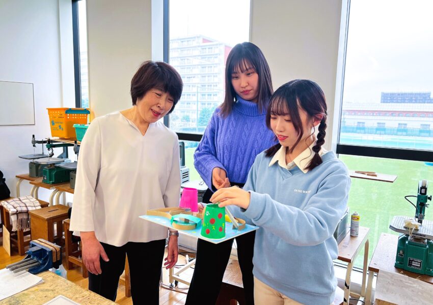 「基礎造形」は、造形題材の表現活動を通して、表現方法や材料・用具の活用法の習熟を目指します。