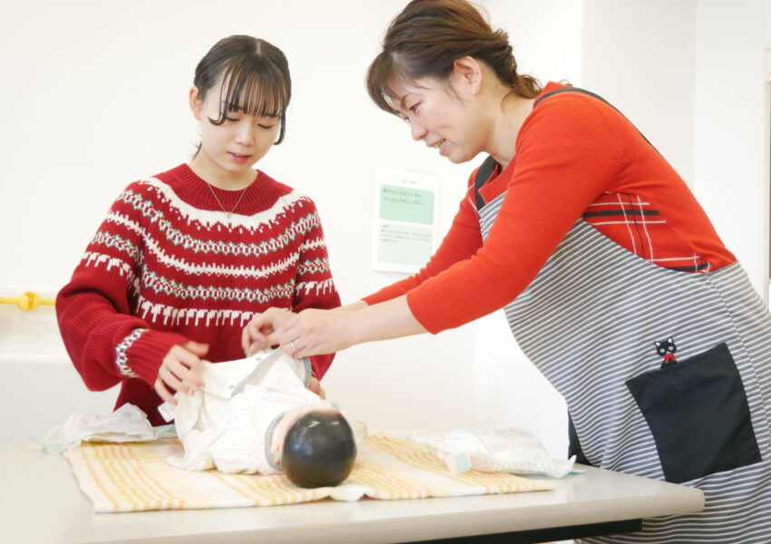 ０～３歳の子どもの発達と保育を学ぶ「乳児保育」。オムツ替えや沐浴、寝かしつけなどを人形を用いて練習します。