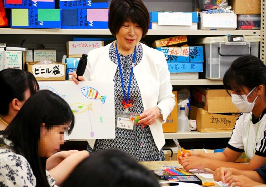 こども学科は「造形」。坂本先生と一緒に、おさかなのしおりを作ったよ