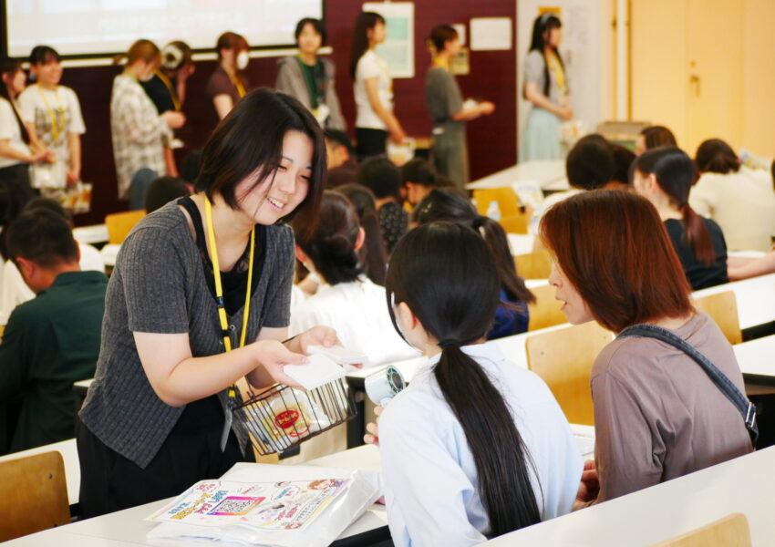 着席するまで、学生スタッフが声をかけて誘導してくれるよ！