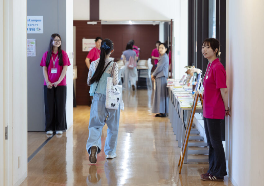 着席するまで、学生スタッフが声をかけて誘導してくれるよ！