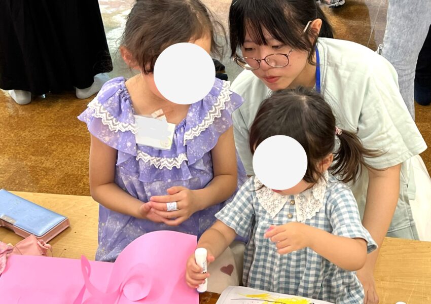 うずまきがとびだすように台紙にペタっと貼り付け！