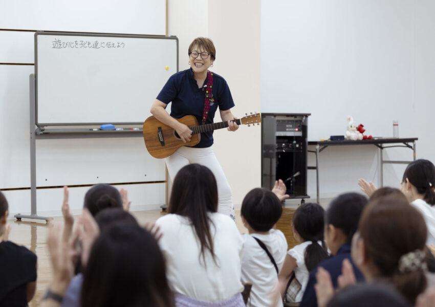 こども学科は「遊び心を子どもたちに伝えよう」。荒牧先生の奏でるギターに、体も心も自然と動き出す参加者のみなさんです！