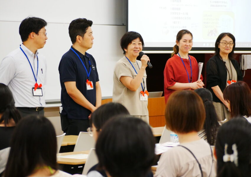 たくさんの先生にも会えるよ。HPにある「教員紹介」も見てね☆