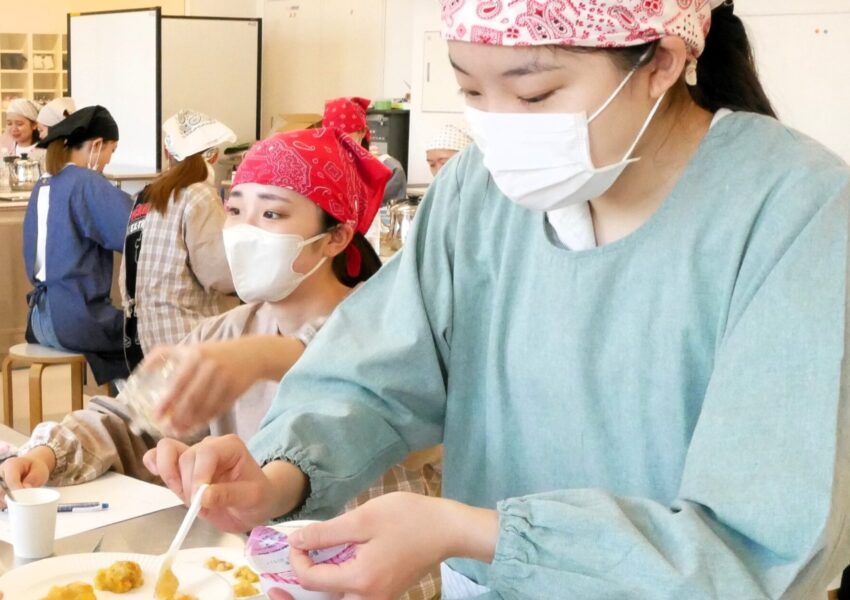 胎児から乳幼児期の栄養と食生活について学ぶ「こどもの食と栄養」。実習も行いながら食育指導のできる保育者を育てます。