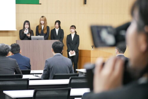 「観光研究ゼミ」の２年生９名が千葉市長の前で観光プランを発表しました